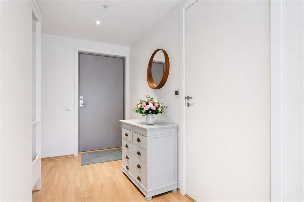 Entré med praktisk oppbevaring for yttertøy og sko.