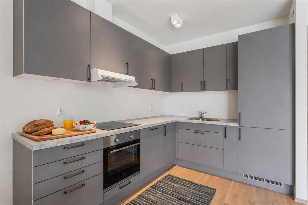 Tidsriktig kjøkken med glatte fronter, rikelig skapplass og gode arbeidsflater.