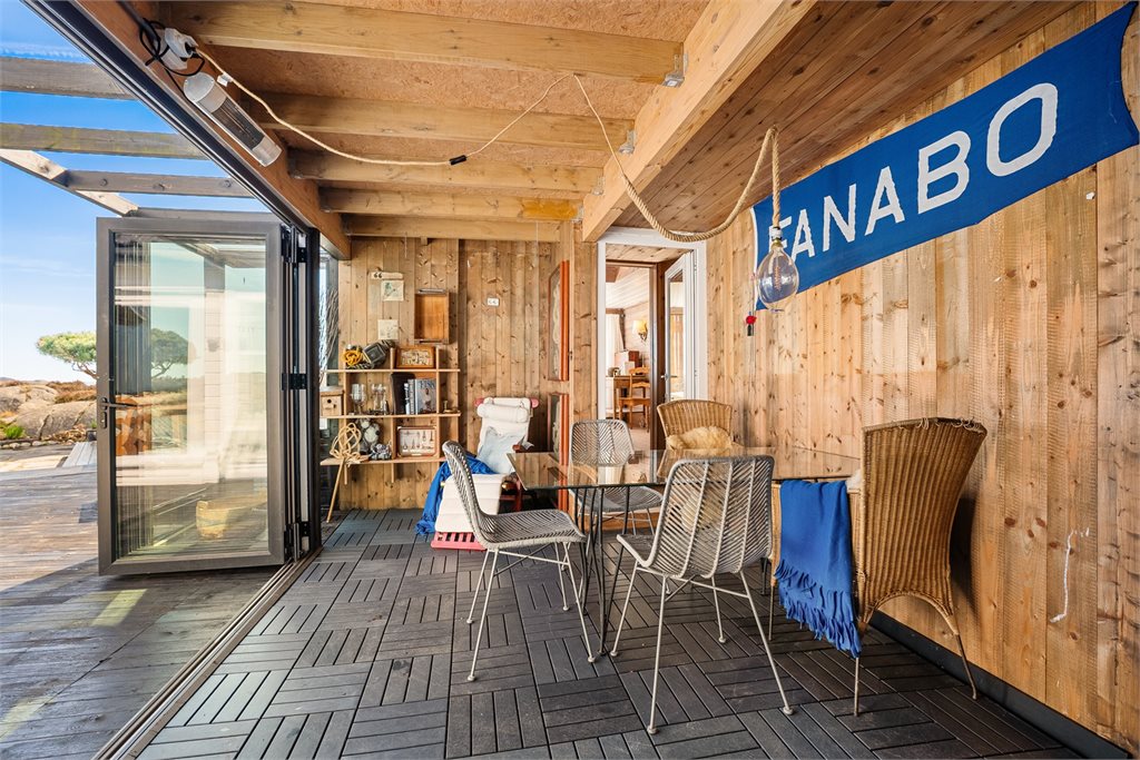Overbygget terrasse med sittegruppe og skjermet beliggenhet. (tiltaket/bygget er ikke omsøkt)
