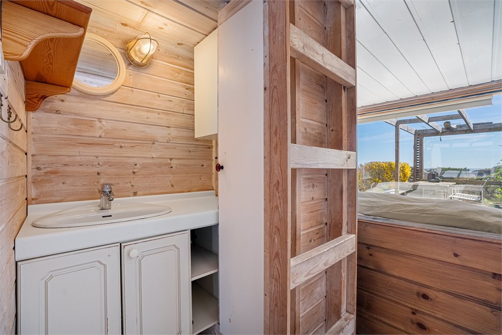 Anneks  - Vask og garderobe - Stige med adkomst til hems 
