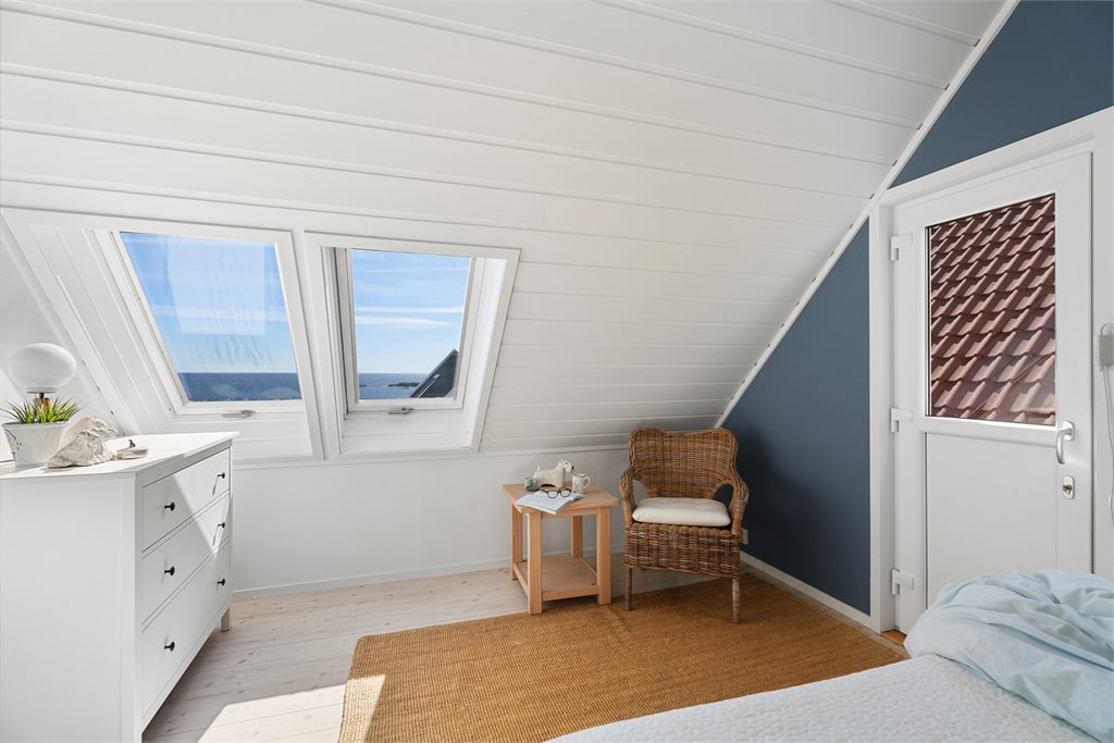 Soverom 1 med takvindu og godt lysinnslipp. Utgang til takterrasse som vil fungere som en god rømningsvei for hele etasjen.
