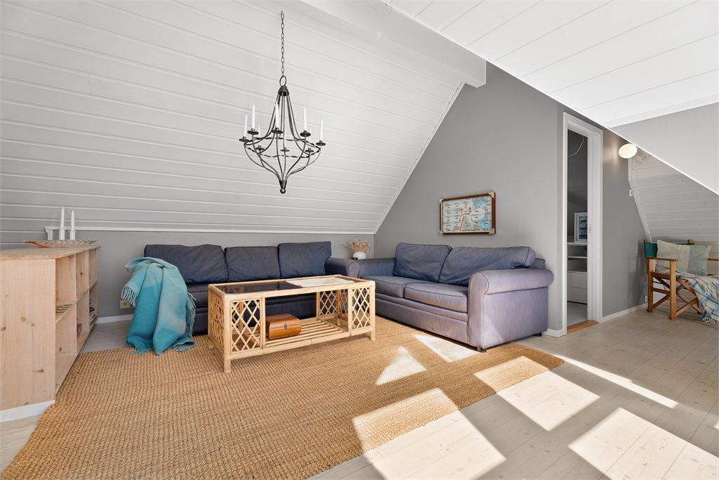 Romslig loftstue med hyggelig sittegruppe.
