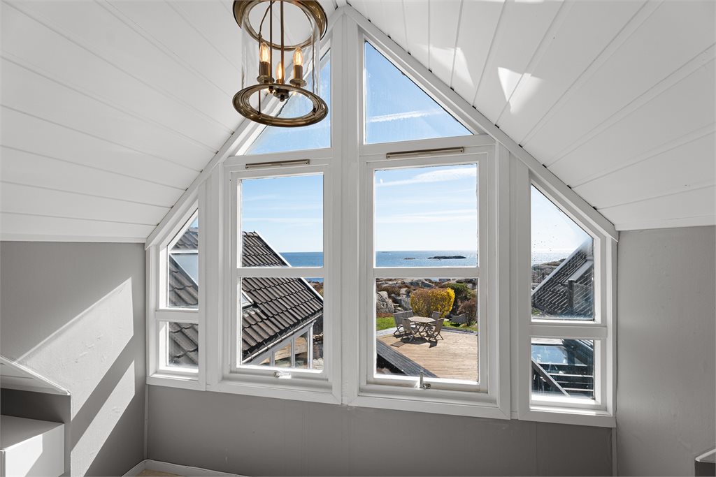 Romslig hems med panoramautsikt mot sjøen.
