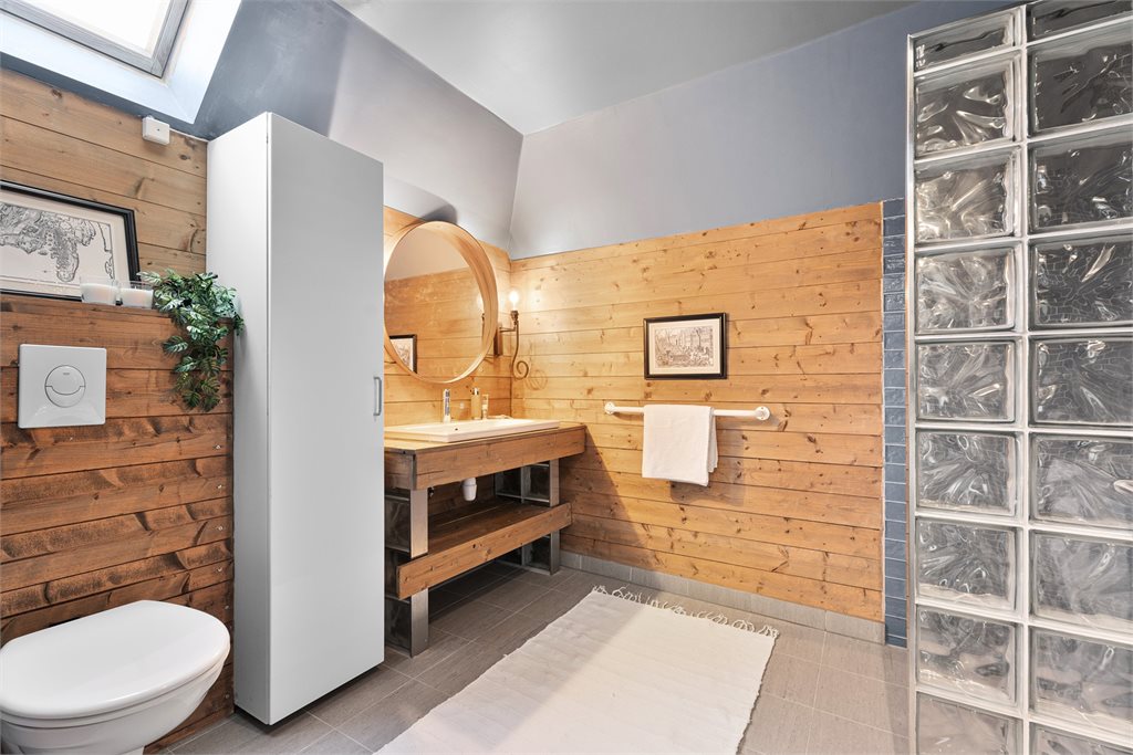 Bad med servant og vindu /velux mot adkomsten
