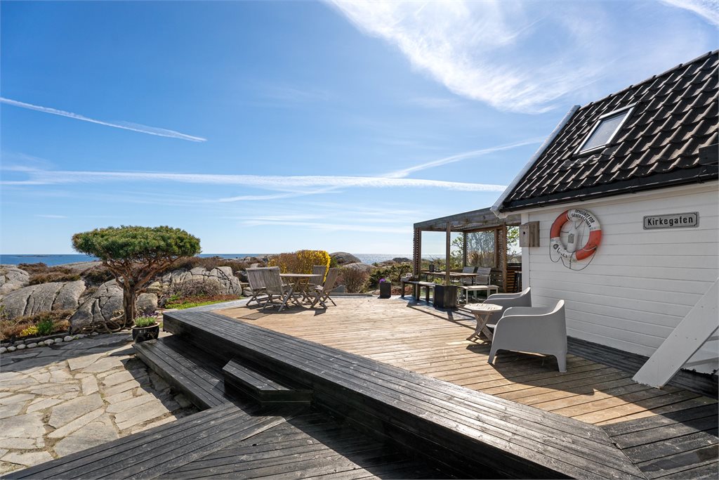 Solrik terrasse med god plass til utemøbler.
