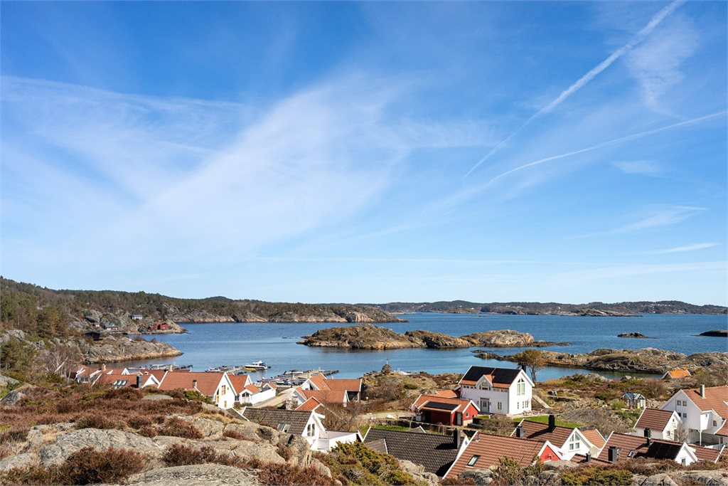 Utsikt mot Østre havn med barnas flotte sandstrand, og båtplasser