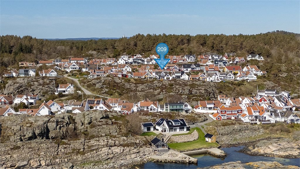 Deler av hyttefeltet sett fra sjøsiden. Viser veier til østre og vestre havn