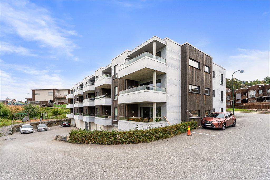 Med nærhet til både natur og sjø, men samtidig en kort kjøretur til Kristiansand sentrum, får du en perfekt kombinasjon av rolig bomiljø og byens tilbud. 