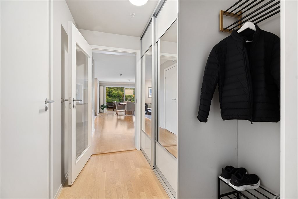 Velkommen inn! Her er det god plass til å henge fra seg jakker og sko, for øvrig et stort garderobeskap. 