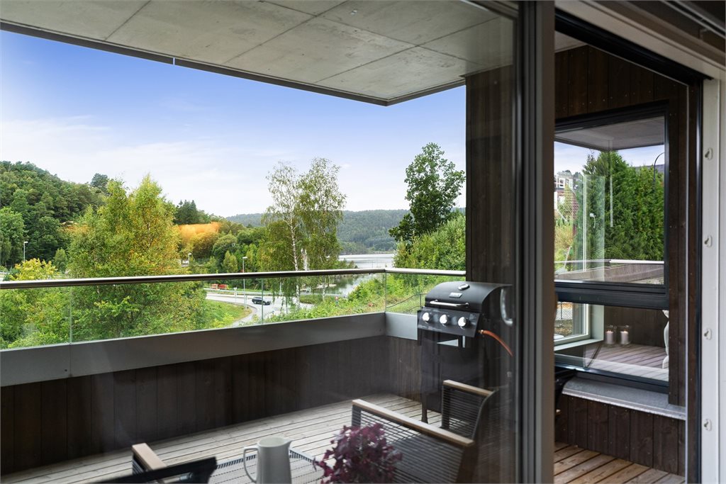 Med tak over kan du bruke dette som en forlengelse av stuen store deler av året. Flott utsikt mot Gilsvann. 