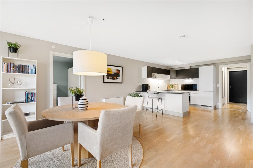 Stuen og kjøkkenet er i åpen løsning som gir en sosial og luftig følelse! Det er god plass til å møblere stue slik du selv ønsker. 