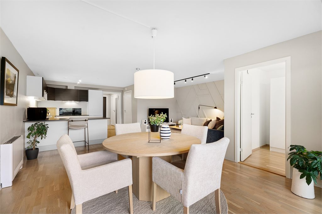 I stuen har du god plass til spisegruppe. 