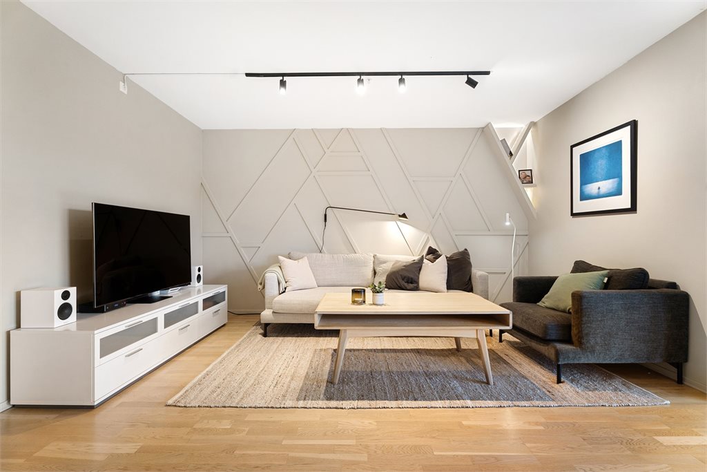 Stuen er malt i tidløse farger, god plass til sofagruppe og tv-møblement. 