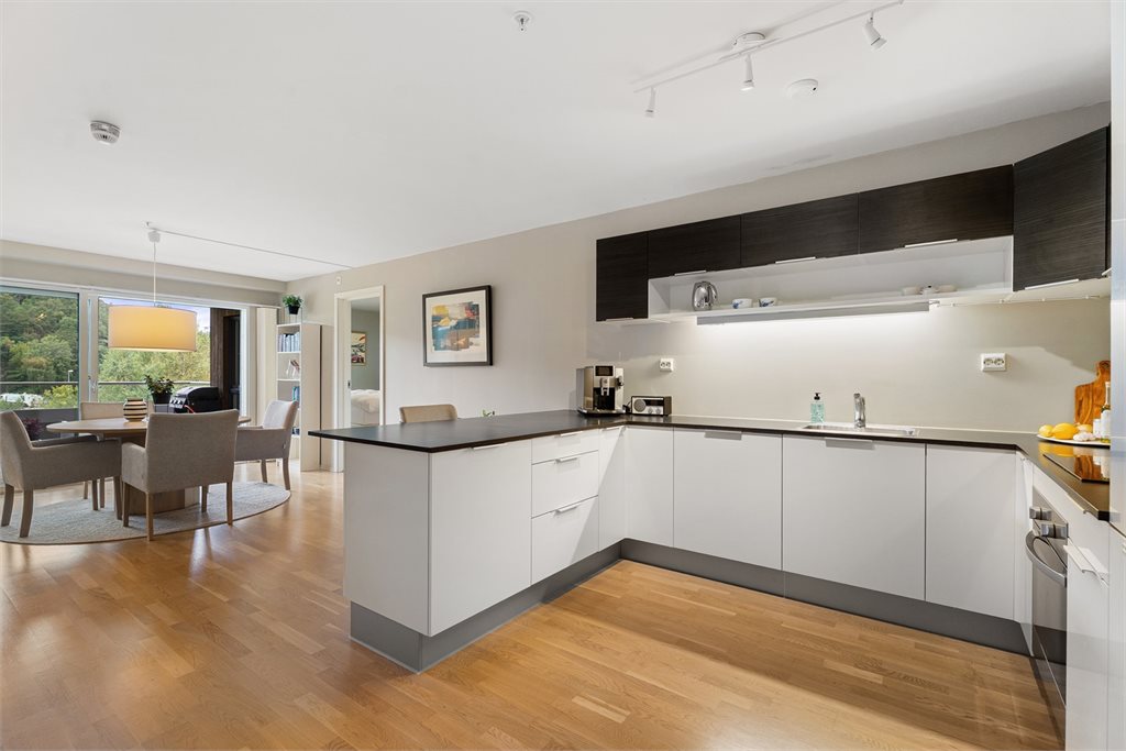 Kjøkkenet har godt med oppbevaring og stor arbeidsflate. 