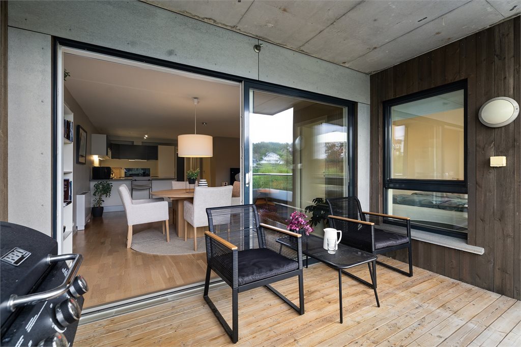 Det er fra stue utgang til stor terrasse. Her er det god plass til hagemøblement. 
