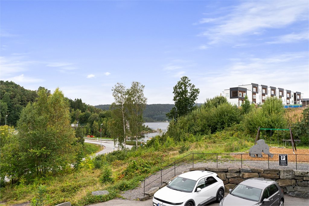 Boligen er beliggende i "Barnas Bydel" og byr på flere lekeplasser, fotballbaner, sykkelstier, og mange flotte badeplasser ved sjøen eller Gillsvann. 