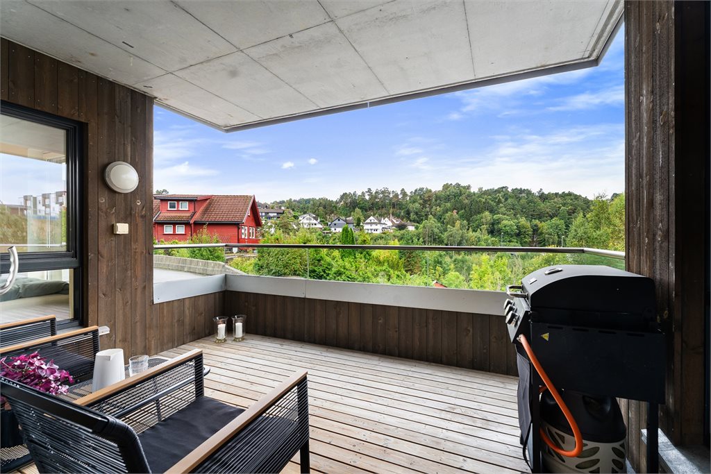 Beliggenheten er svært attraktiv med kort vei til badeplasser, kommunal båthavn og flotte turområder i Jegersberg. 