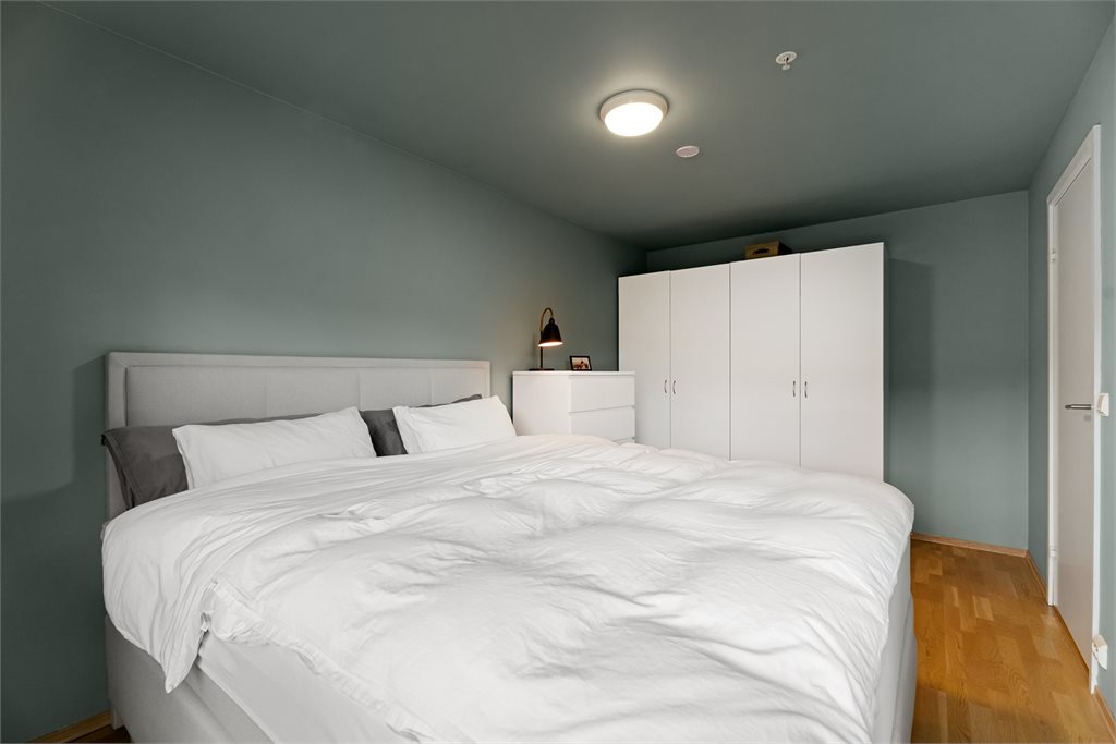 Hovedsoverommet er av god størrelse med god plass til dobbetlseng og garderobeskap.