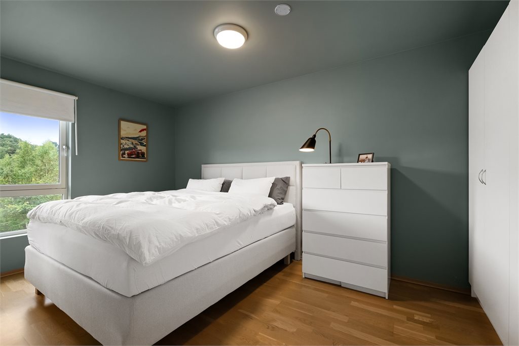 Fra stue/kjøkken har du soverommene på hver sin side. 