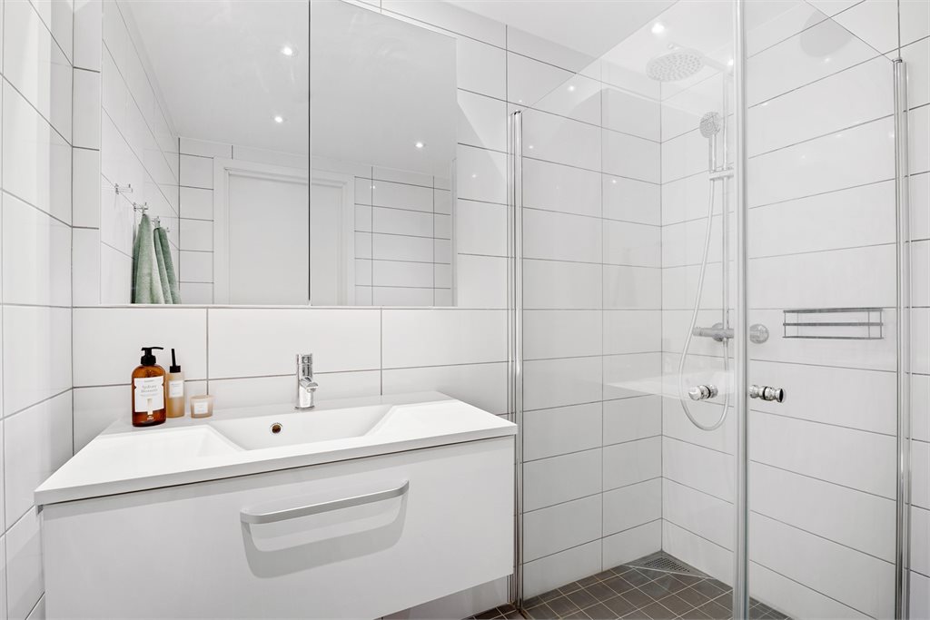 Dusjhjørne og varmekabler i gulv.