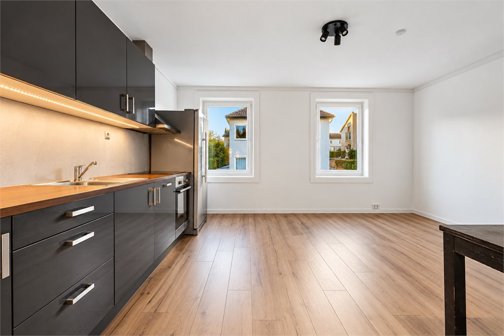 Lyst, moderne kjøkken og stue (1).png