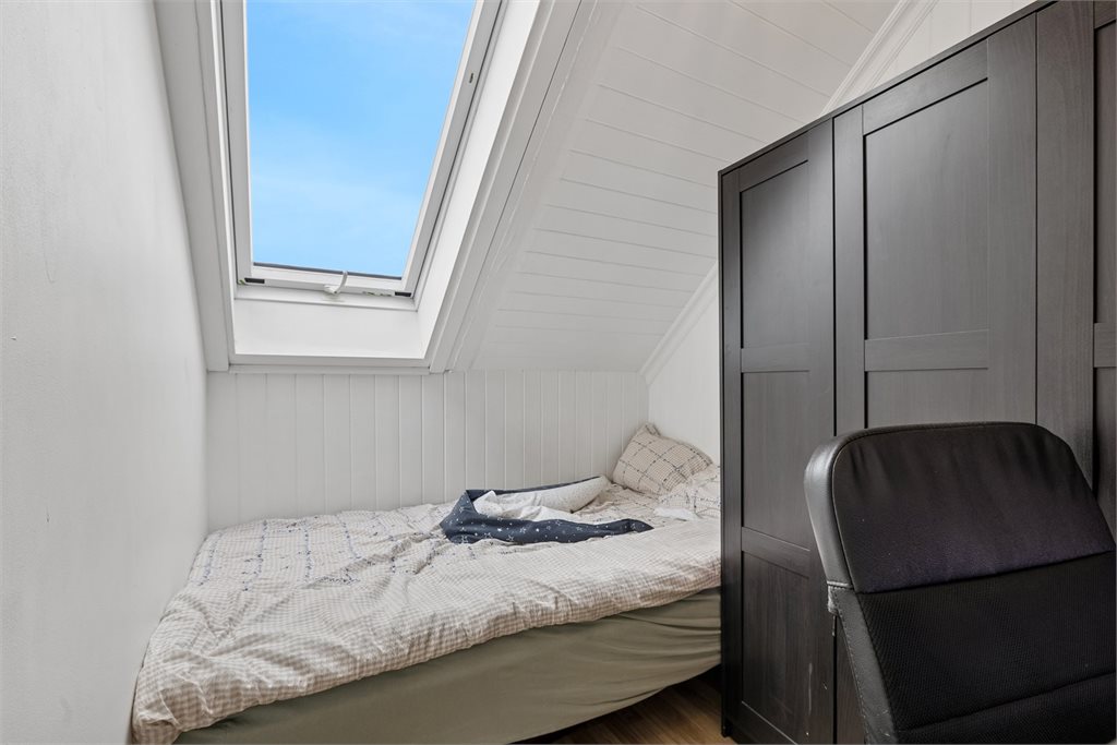 Soverom: Takvinduet gir godt med naturlig lys til rommet.