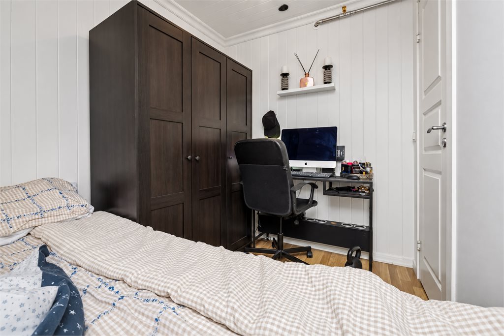 Soverom: Soverom med plass til seng, garderobeløsning og arbeidsplass.