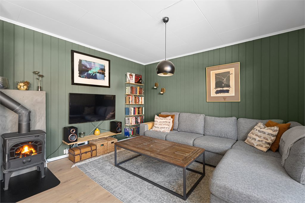 Innbydende stue med god plass til sofagruppe