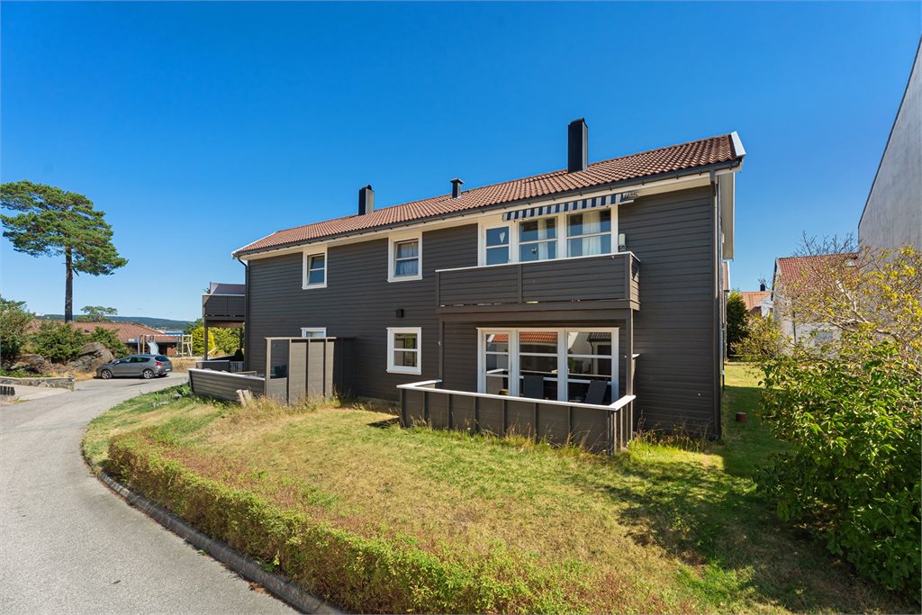 Leiligheten ligger i 1. etasje med egen terrasse og enkel adkomst