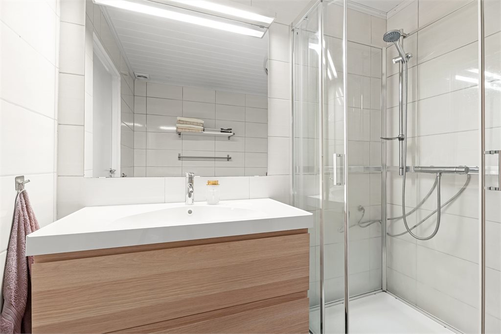 Praktisk bad med moderne innredning