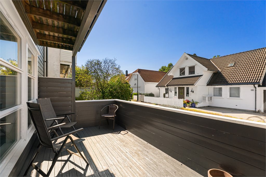 Skjermet terrasse i rolige omgivelser