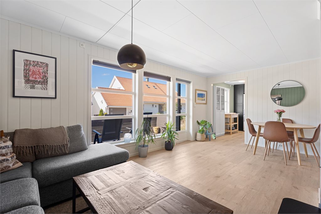 Åpen og luftig stue med naturlig plass til spisegruppe