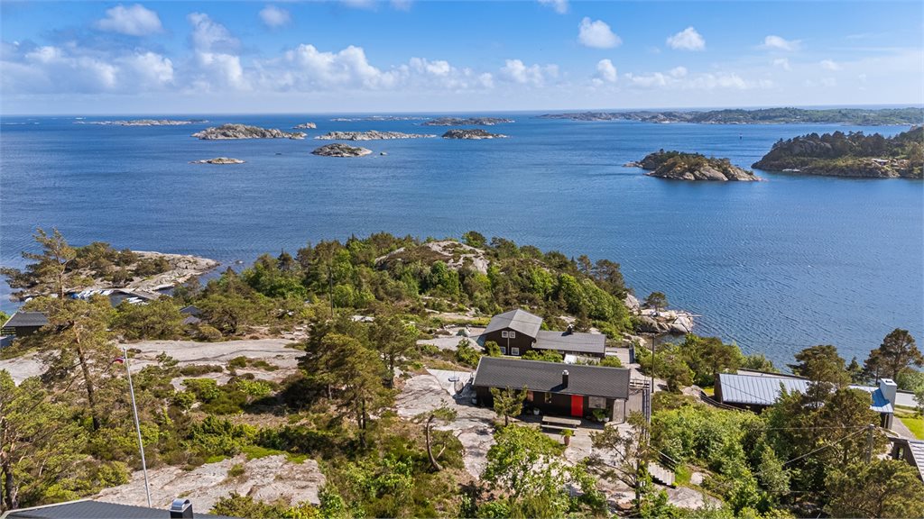 Naturskjønne omgivelser med svaberg og vegetasjon