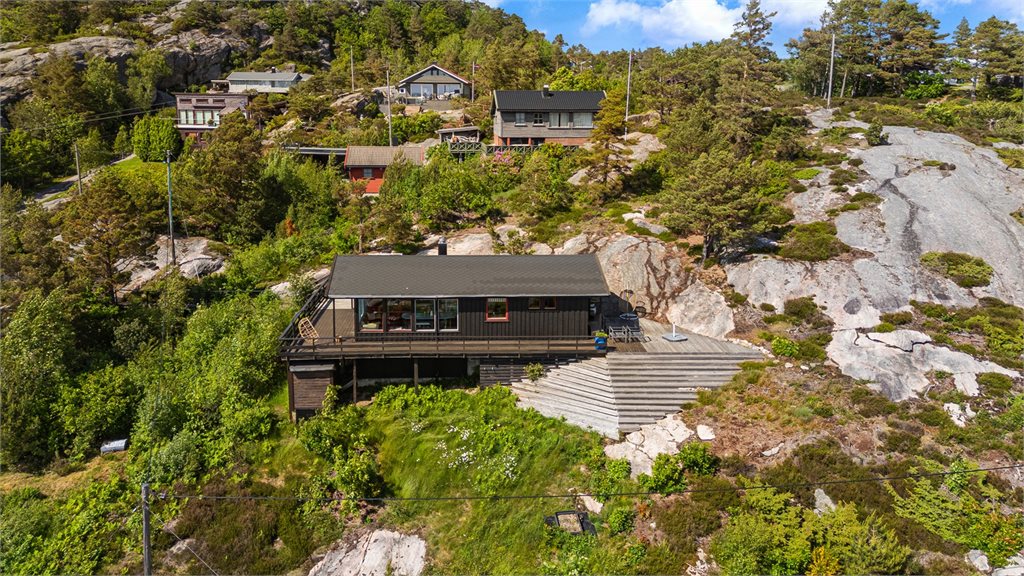 Eiendommen omkranset av vakker natur