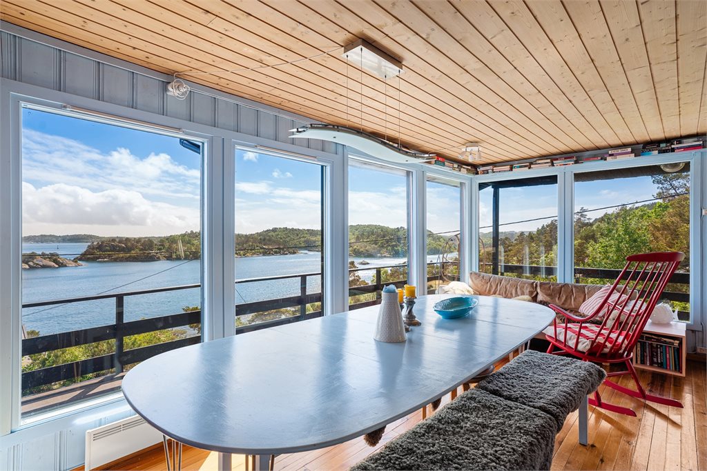 Panorama fra spisebordet – sjøen som nærmeste nabo