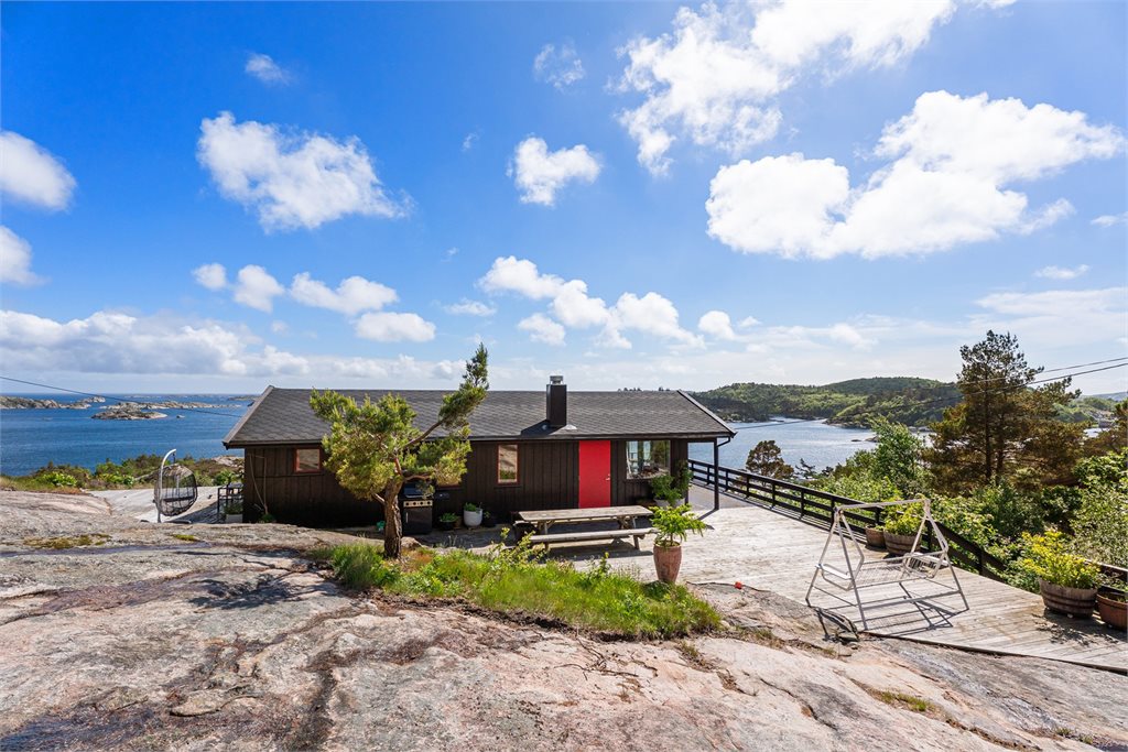 Solrik terrasse med sjøutsikt og privat atmosfære (deler av terrasse ikke omsøkt)