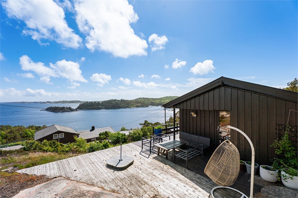 Terrasse med flere sitteplasser og utsikt