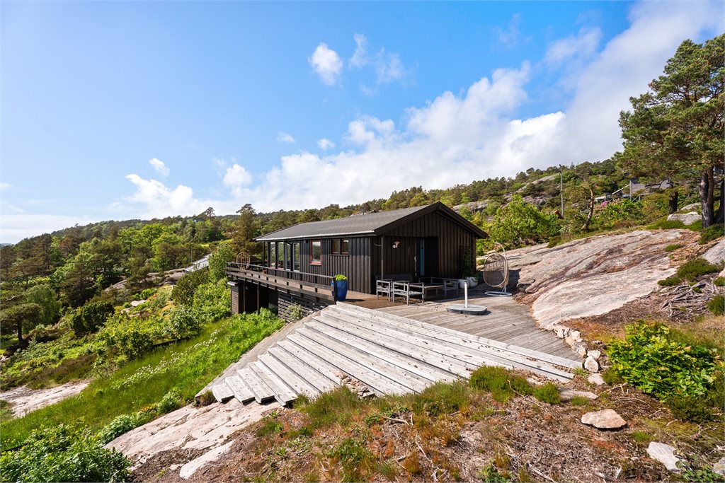 Flott hytte med gjennomgående terrasse og naturnær beliggenhet (trapp og deler av terrasse er ikke omsøkt)