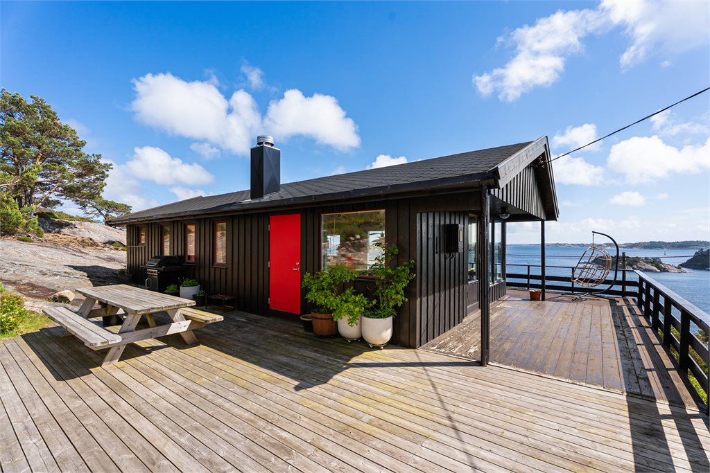 Utvendig med solrik terrasse og flott beliggenhet