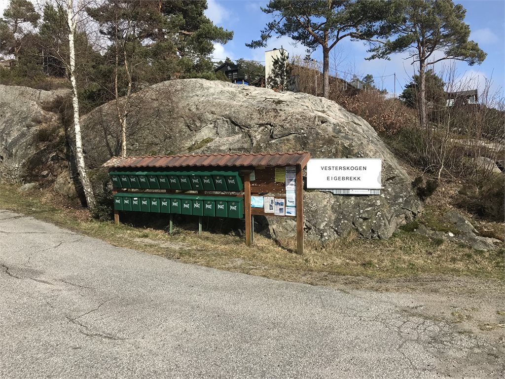 Felles postkasseanlegg ved innkjøring til området