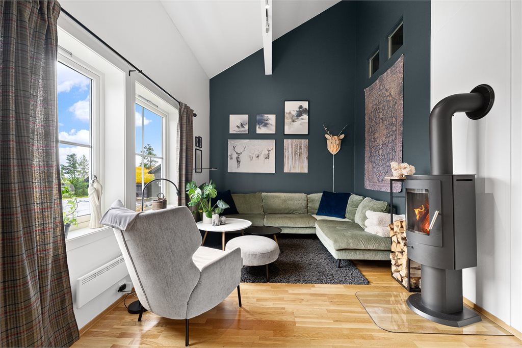 En spennende og flott stue med høy himlingshøyde med lysinnslipp til loftstue 