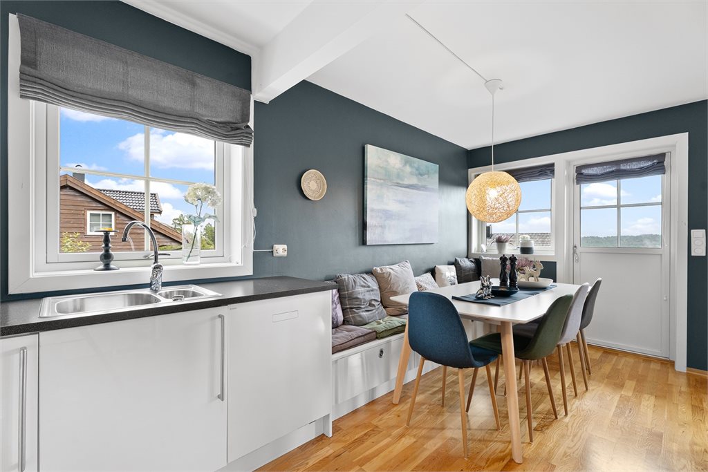 Kjøkken med direkte tilgang til spiseplass med bl.a plassbygd benk med oppbevaring 