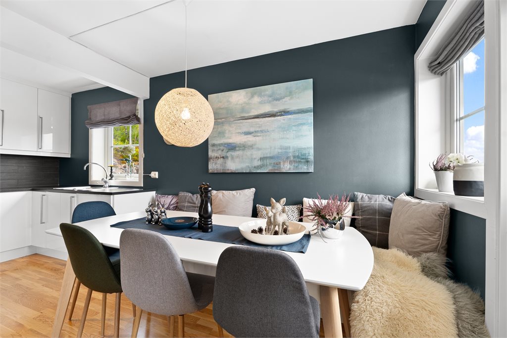 Kjøkken med spisestue og utgang til veranda 