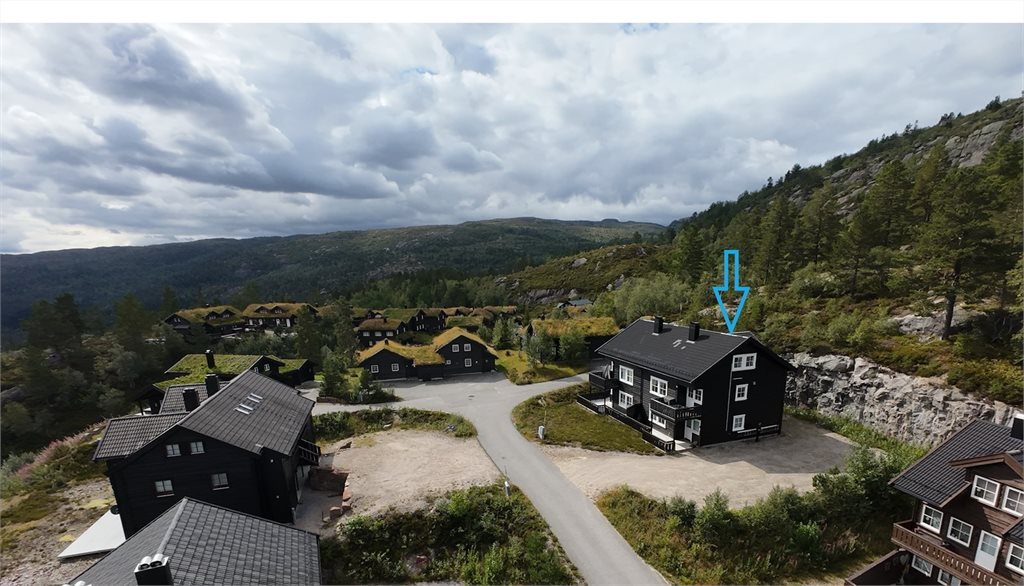 Leiligheten strekker seg over 2. og 3. etasje vendt ut mot parkeringen 