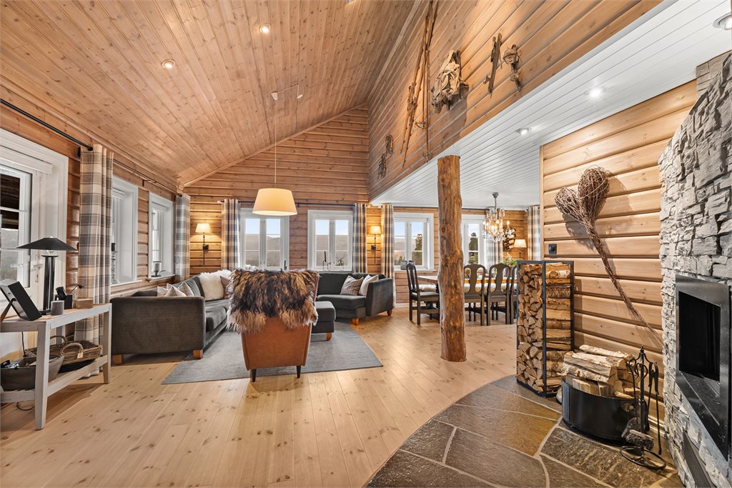 Peisstue med generøs takhøyde.