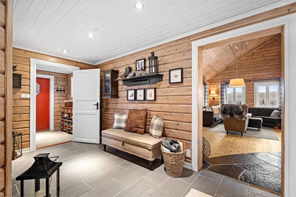 Romslig gang med plass til å henge fra seg sko og yttertøy.