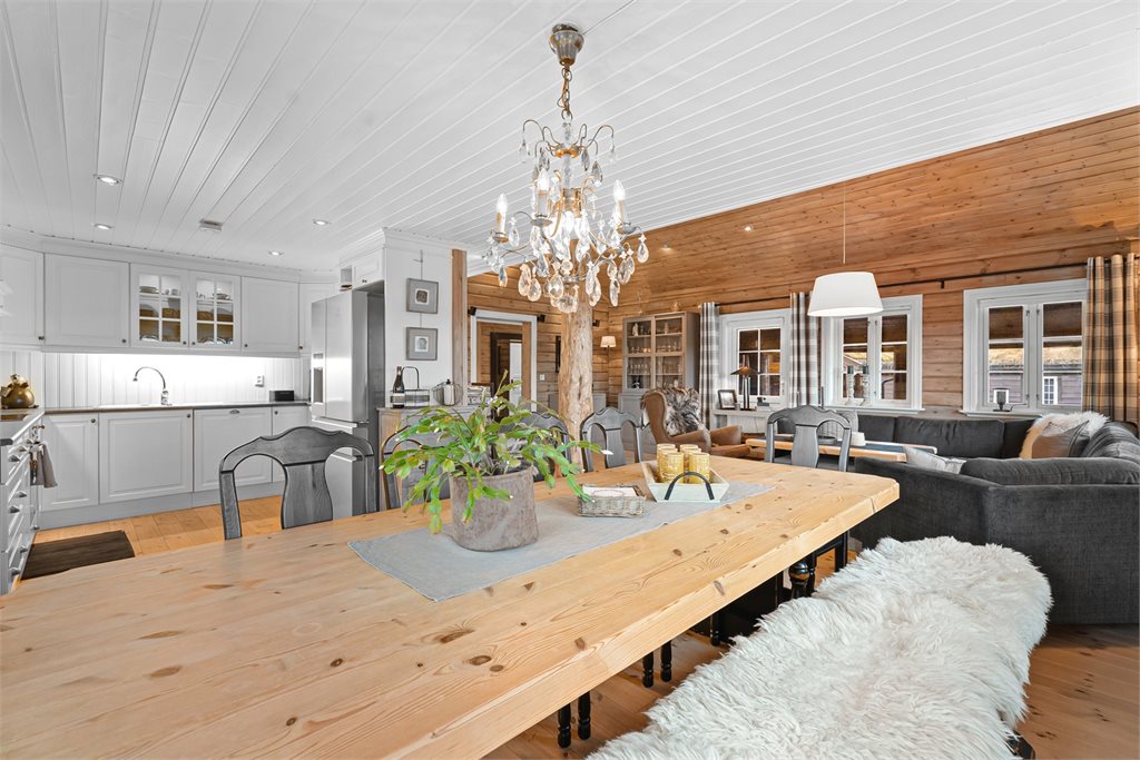 Delvis åpen kjøkkken- og stue løsning.