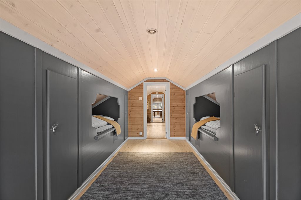 Rom i 2.etg innredet som soverom (ikke godkjent for varig opphold)