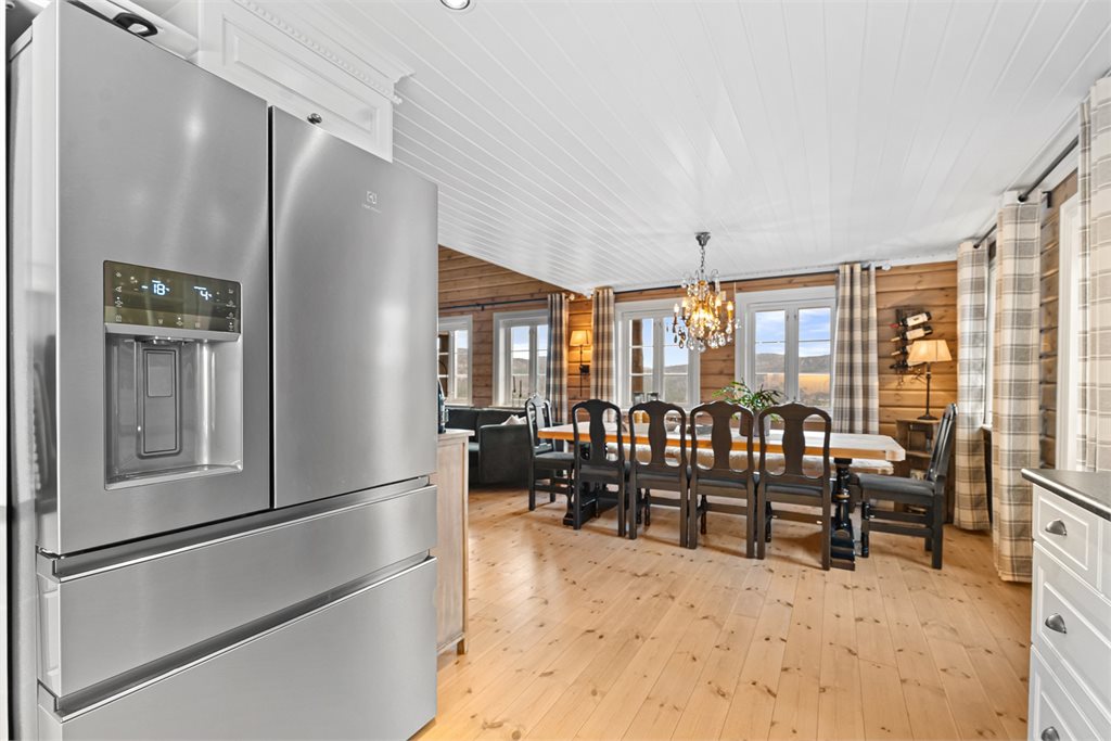 Nyere dobbelt amerikansk kjøleskap med vann, is og utrekksbare skuffer. Alt styre fra app/smartstyring 