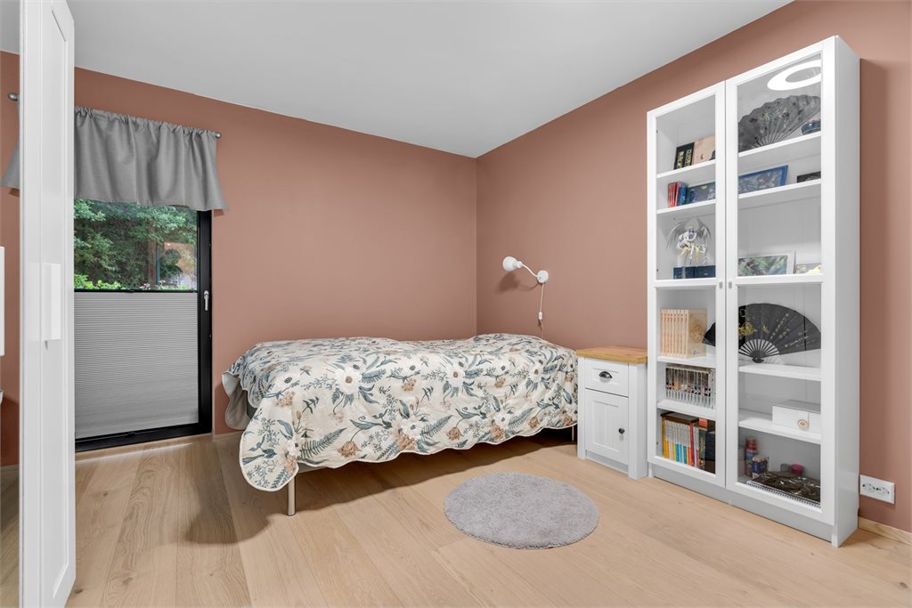 Soverom 1 med god plass til dobbeltseng og garderobeskap.